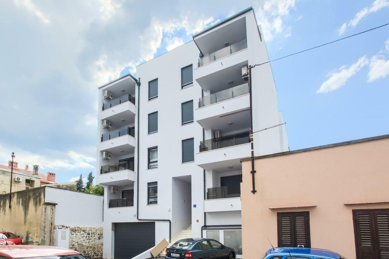 Apartment N *
